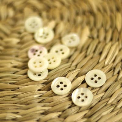 Round button - pearly off-white