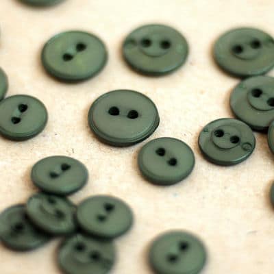 Round resin button - green