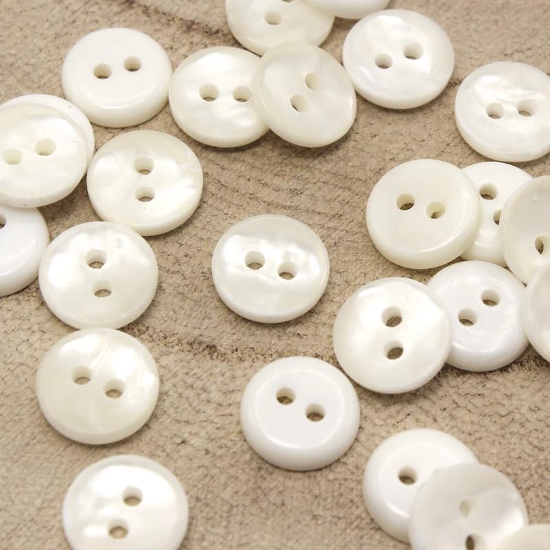 Pearly button - white
