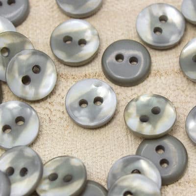 Pearly button - grey