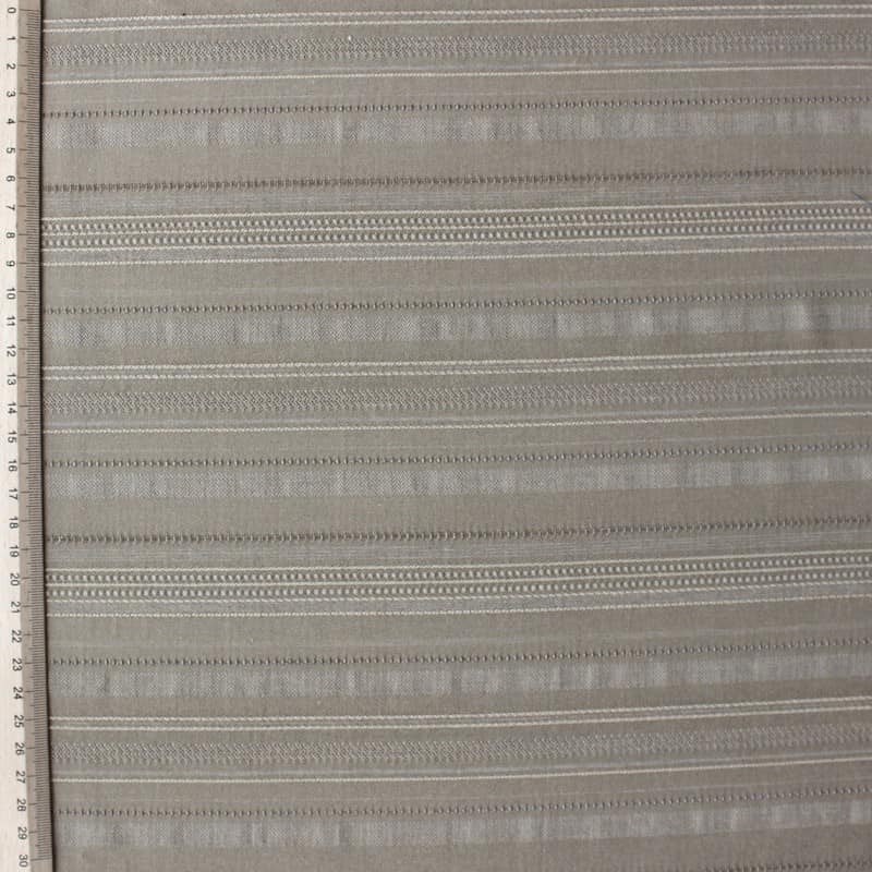 Viscose en polyester stof met lijnen op kaki achtergrond