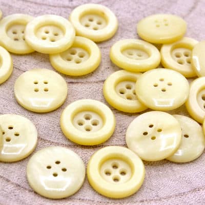 Pearly button - straw yellow