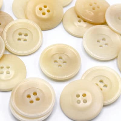 Round button with 4 holes - vanilla-colored
