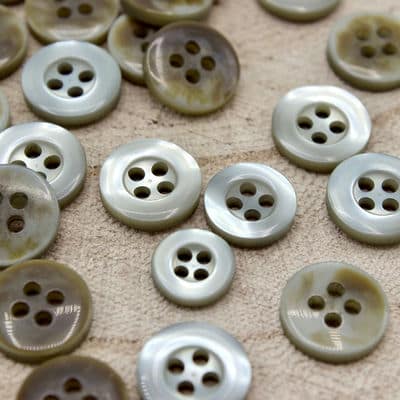 Round resin button - pearly verdigris