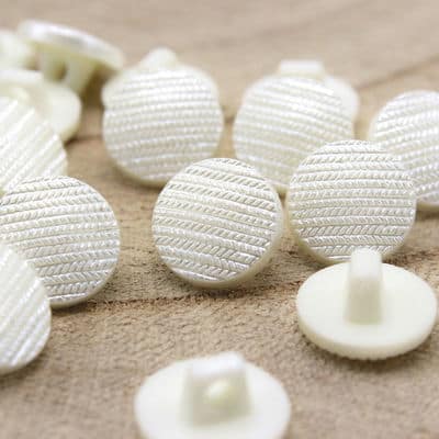 Round button - pearly off-white