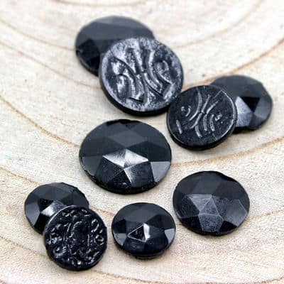 Faceted button with symbole - black