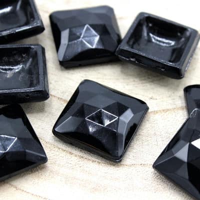 Square faceted button - black