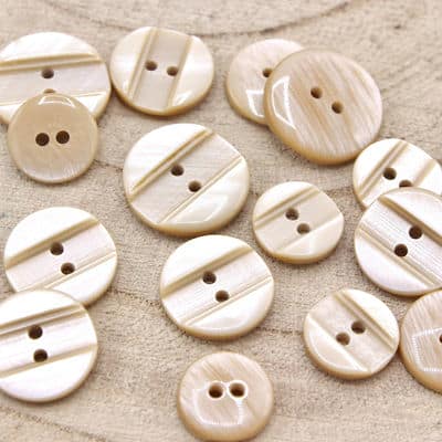 Fantasy resin button - pearly beige