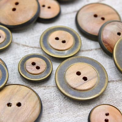 Fantasy button in metal en wood