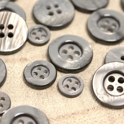Round resin button - pearly grey 