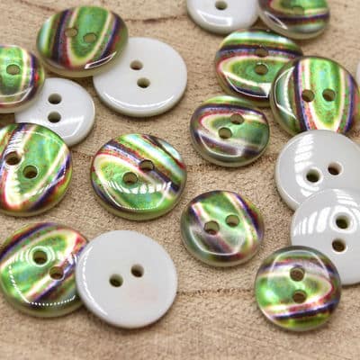 Button with marbled aspect - pearly green