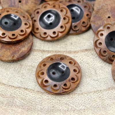 Two-colored wood button - brown and black