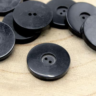 Round button with 2 holes - black