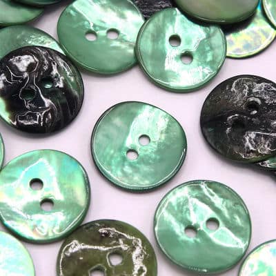 Pearly button - green