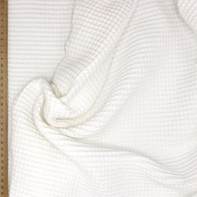 Piqué cotton with embossed honeycomb - white