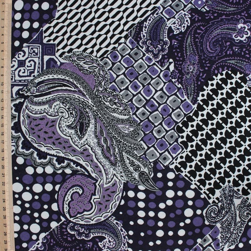 Polyester stof met wit en paars geometrisch patroon op zwarte achtergond