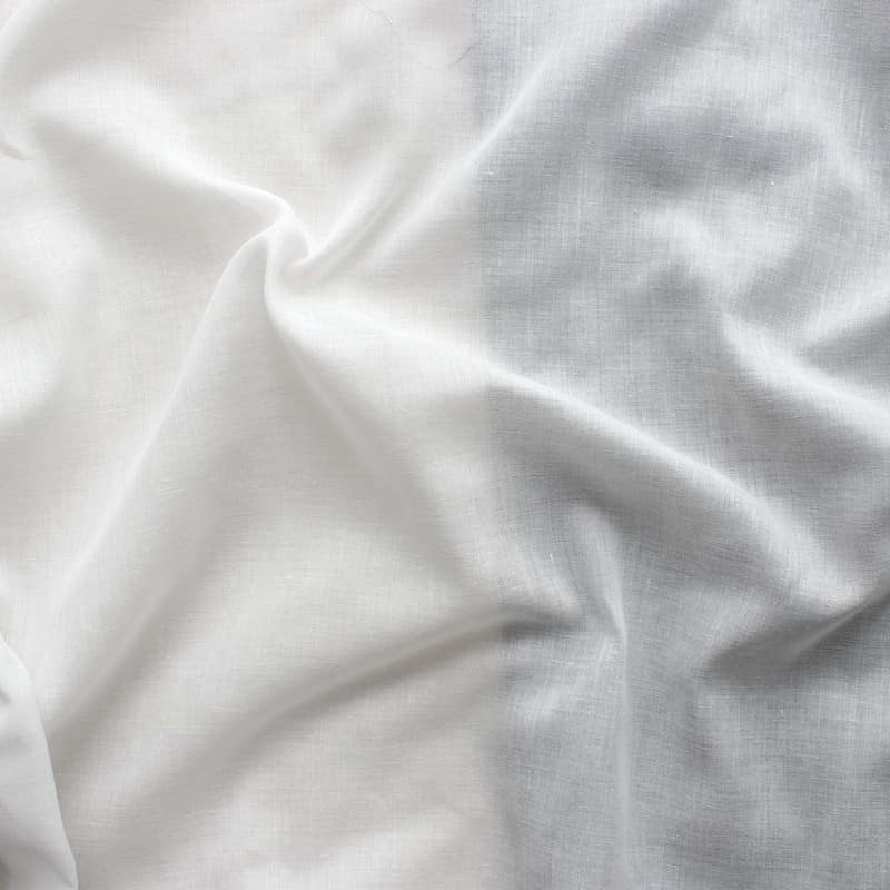 Tissu en voile en coton et polyester écru
