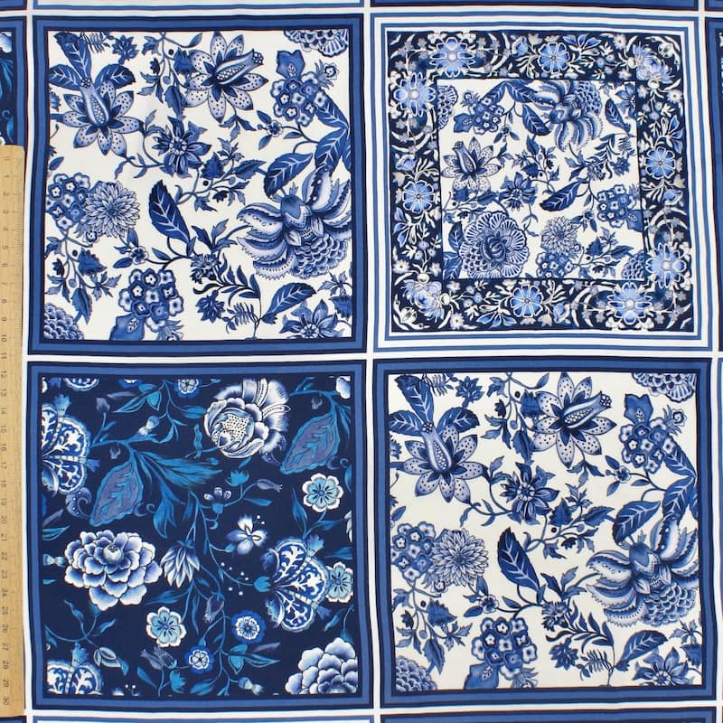 Polyester stof met vierkanten en bloemen - blauw 