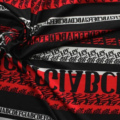 Jersey stof uit viscose en elastaan met letters op rode, grijze en zwarte achtergrond
