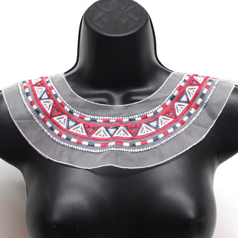 Embroidered plastron collar - red and black 