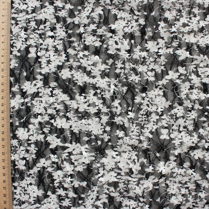 Gekreukelde polyester en elastaan met zwarte en witte bloemen