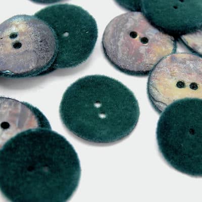 Pearly button in velvet - green