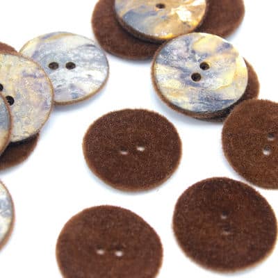 Pearly button in velvet - brown