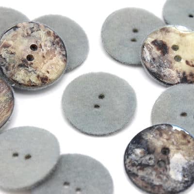 Pearly button in velvet - grey