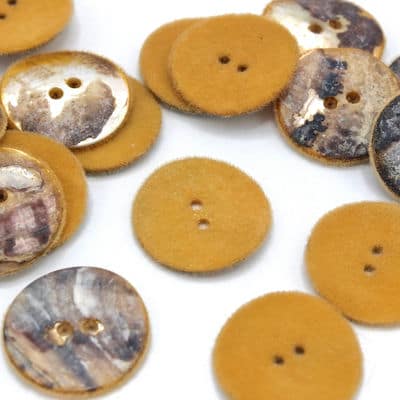 Pearly button covered with velvet - ecru