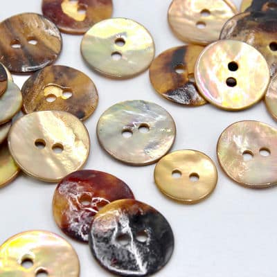 Pearly button - sand-colored