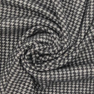 Knitted fabric with houndstooth pattern
