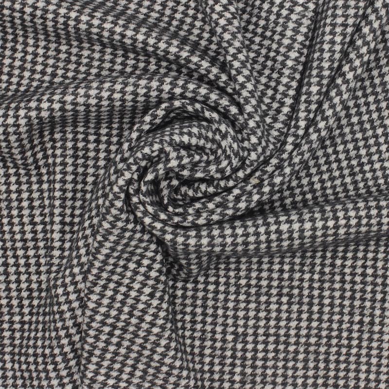 Knitted fabric with houndstooth pattern