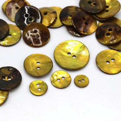 Pearly button - ochre