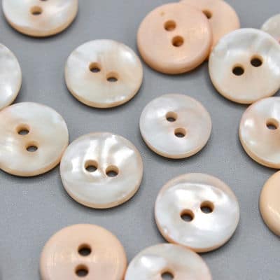 Pearly button - salmon-colored 