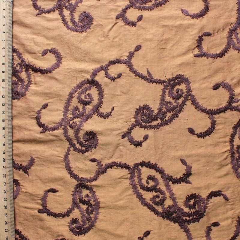 Zalmroze wilde zijde met paarse geborduurde patronen