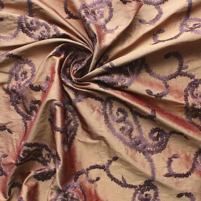 Zalmroze wilde zijde met paarse geborduurde patronen