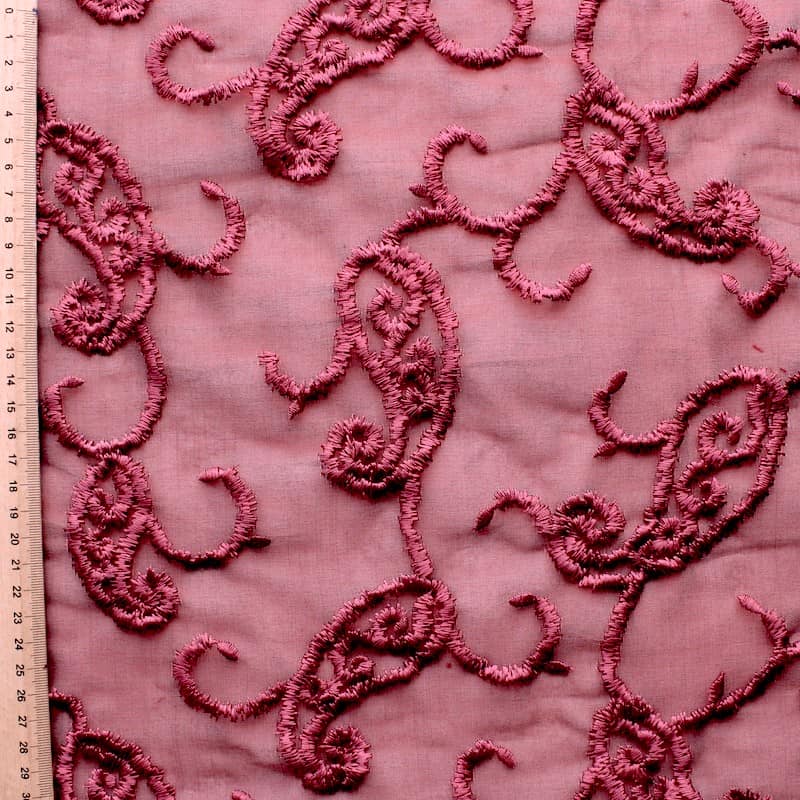 Organza rose à motifs roses brodés