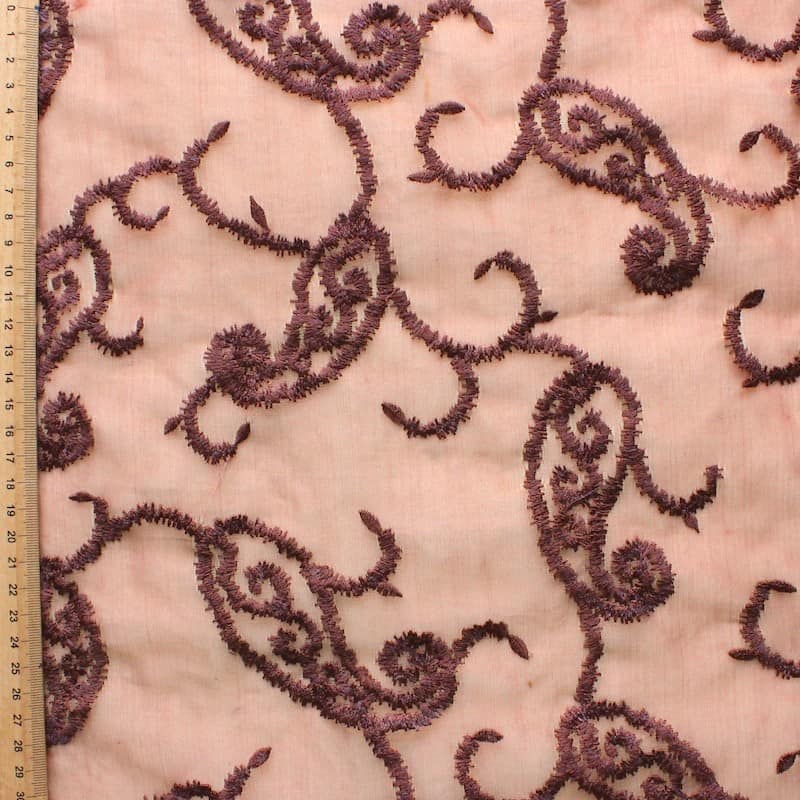 Roze geel organza met paars geborduurd patroon