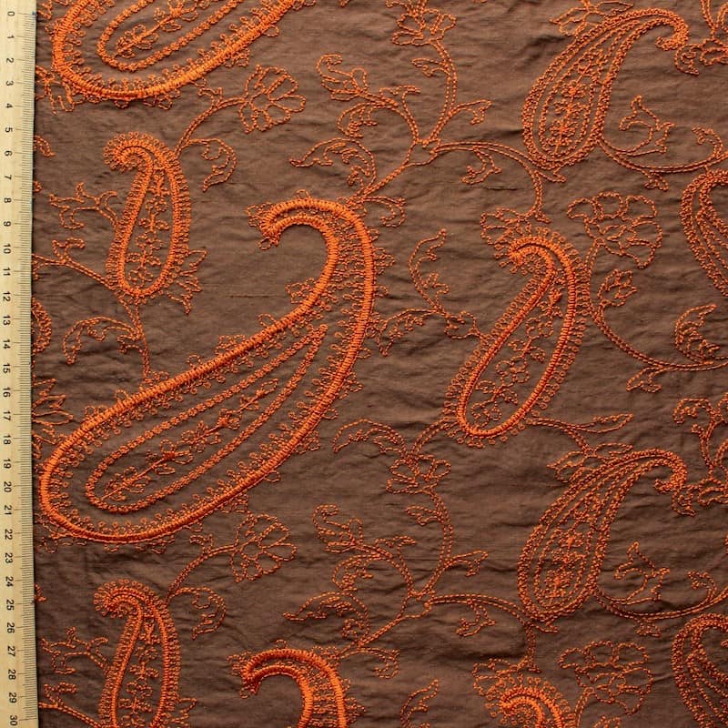 Bruine wilde zijde met oranje geborduurd patroon