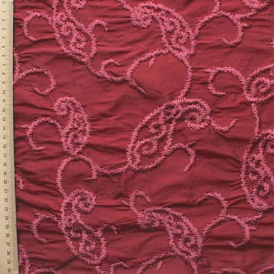 Bordeaux wilde zijde met oude roze geborduurd patroon