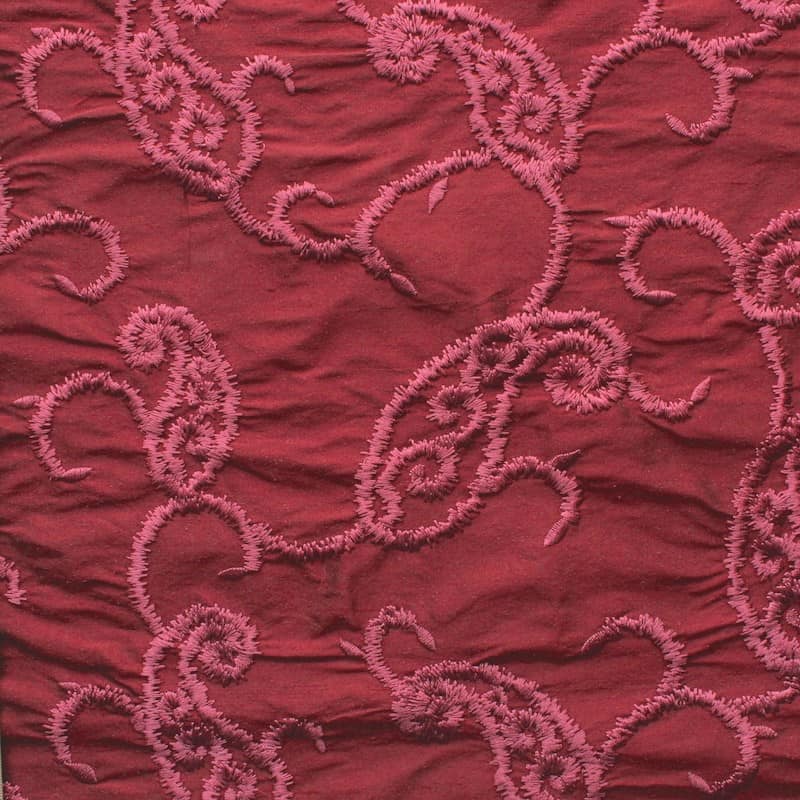 Bordeaux wilde zijde met oude roze geborduurd patroon