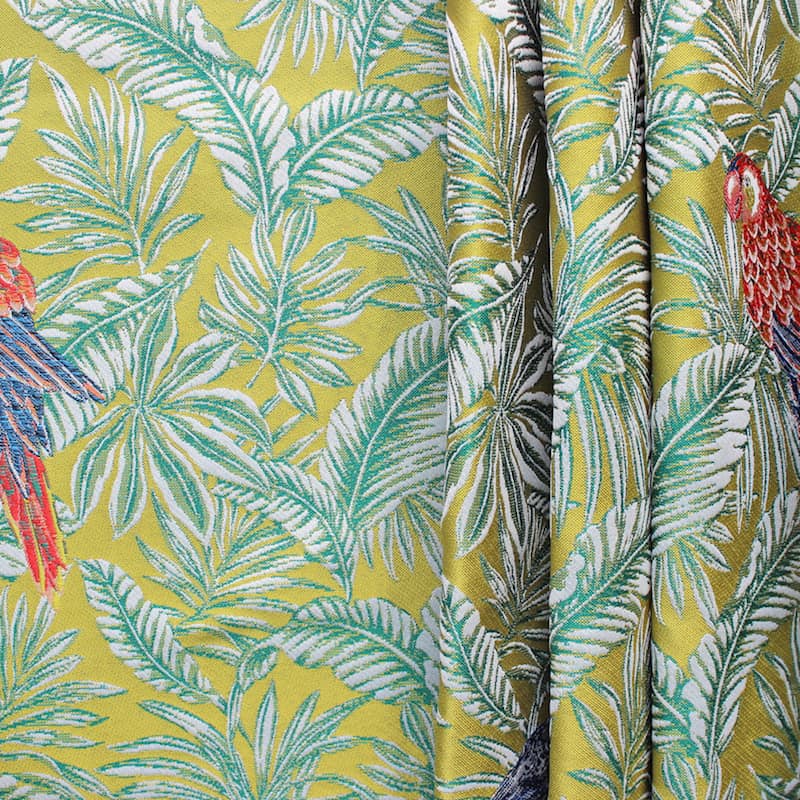 Polyester stof met roze papegaaien en beige bladeren op gele achtergrond